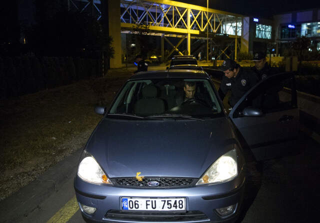 Direksiyon Başında Uyuyakalan Sürücüyü Polis Güçlükle Ayıltabildi