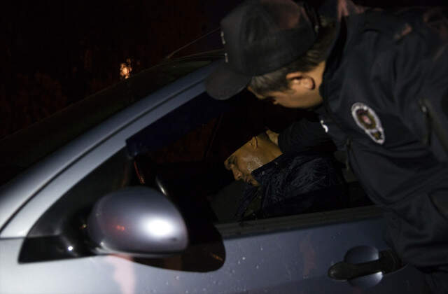 Direksiyon Başında Uyuyakalan Sürücüyü Polis Güçlükle Ayıltabildi