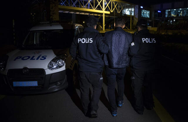 Direksiyon Başında Uyuyakalan Sürücüyü Polis Güçlükle Ayıltabildi