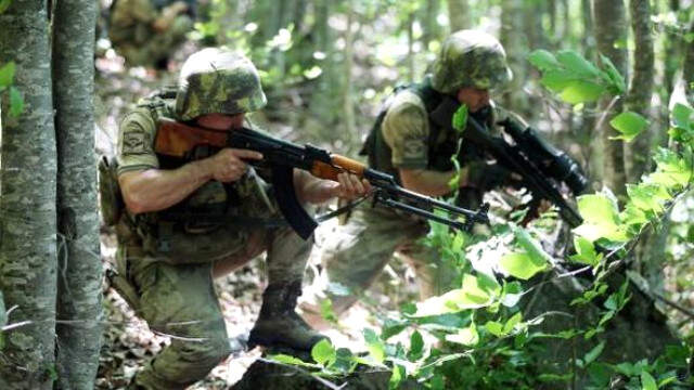 Giresun'da Evinden Erzak Alan Teröristleri Jandarma'ya Bildirmeyen İmam Açığa Alındı Giresun'da Evinden Erzak Alan Teröristleri Jandarma'ya İhbar Etmeyen İmam, Açığa Alındı