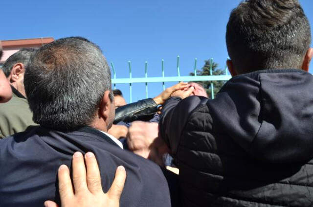 Kılıçdaroğlu'na Şehit Evi Ziyaretinde Protesto Kılıçdaroğlu'na Şehit Taziyesinde Protesto: Hangi Yüzle Geliyorsun