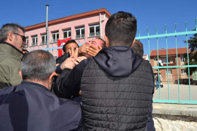 Kılıçdaroğlu'na Şehit Evi Ziyaretinde Protesto Kılıçdaroğlu'na Şehit Taziyesinde Protesto: Hangi Yüzle Geliyorsun