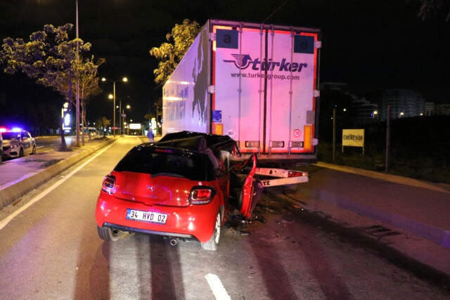Kontrolden Çıkan Otomobil TIR'ın Altına Girdi: 1 Ölü 2 Yaralı Kontrolden Çıkan Otomobil TIR'ın Altına Girdi: 1 Ölü 2 Yaralı