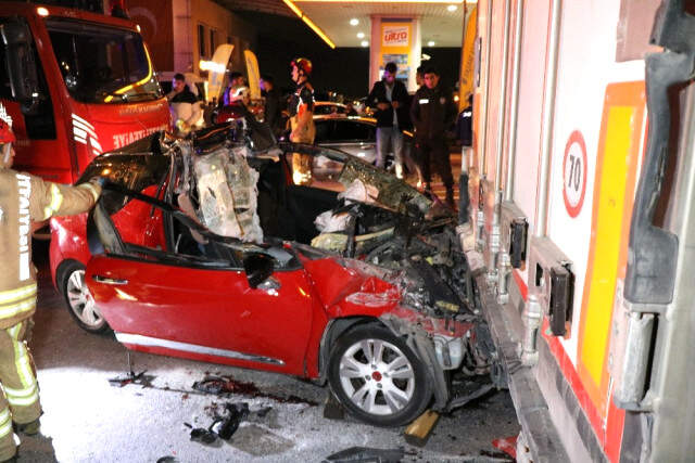 Kontrolden Çıkan Otomobil TIR'ın Altına Girdi: 1 Ölü 2 Yaralı Kontrolden Çıkan Otomobil TIR'ın Altına Girdi: 1 Ölü 2 Yaralı