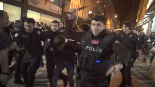 Sultangazi'de Polis, Bir Kadını Taciz Eden Sapığı Mahallelinin Elinden Biber Gazı Sıkarak Kurtardı Sultangazi'de Polis, Bir Kadını Taciz Eden Sapığı Mahallelinin Elinden Biber Gazı Sıkarak Kurtardı