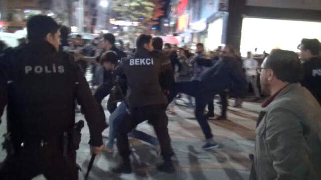 Sultangazi'de Polis, Bir Kadını Taciz Eden Sapığı Mahallelinin Elinden Biber Gazı Sıkarak Kurtardı Sultangazi'de Polis, Bir Kadını Taciz Eden Sapığı Mahallelinin Elinden Biber Gazı Sıkarak Kurtardı