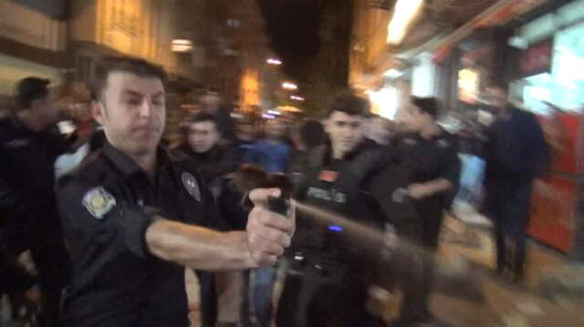Sultangazi'de Polis, Bir Kadını Taciz Eden Sapığı Mahallelinin Elinden Biber Gazı Sıkarak Kurtardı Sultangazi'de Polis, Bir Kadını Taciz Eden Sapığı Mahallelinin Elinden Biber Gazı Sıkarak Kurtardı