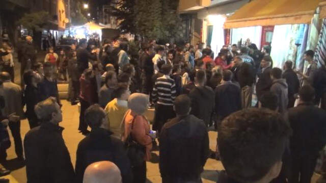 Sultangazi'de Polis, Bir Kadını Taciz Eden Sapığı Mahallelinin Elinden Biber Gazı Sıkarak Kurtardı Sultangazi'de Polis, Bir Kadını Taciz Eden Sapığı Mahallelinin Elinden Biber Gazı Sıkarak Kurtardı