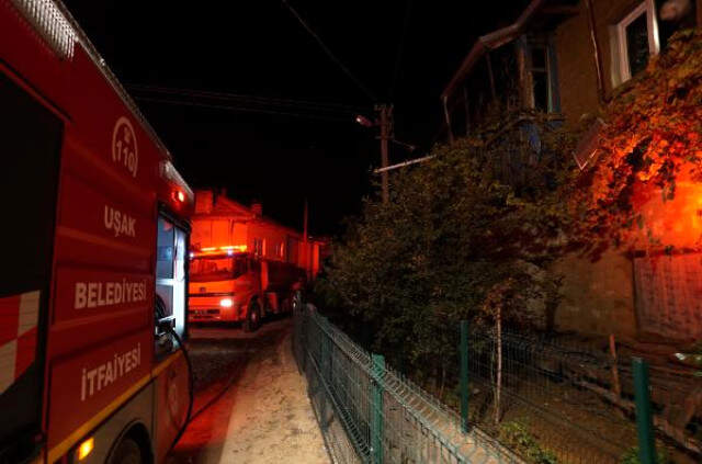 Uşak'ta, Yaşlı Çift Çıkan Yangında Mahsur Kaldı: 1 Ölü, 1 Yaralı