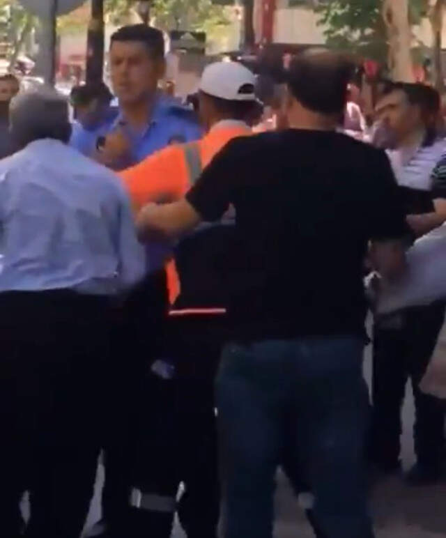 Zabıtaların Kaldırımda İncir Satan Vatandaşa Müdahalesi Tepki Çekti Zabıtaların, Kaldırımda İncir Satan Vatandaşa Müdahalesi Tepki Çekti