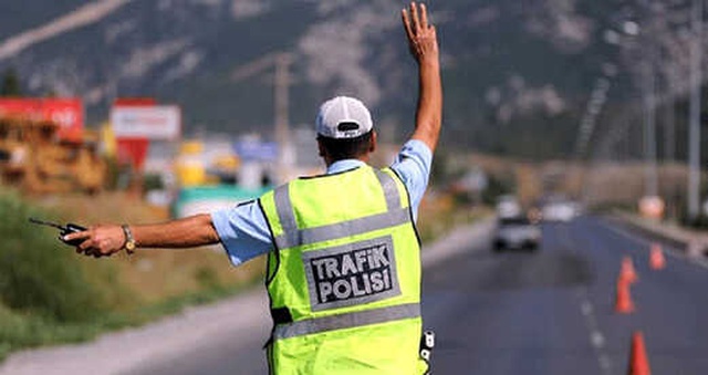 Şüpheliler, Ceza Yazmak İsteyen Trafik Polisinin Parmağını Kırdı