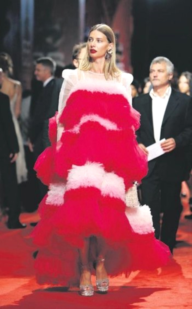 Tuba Ünsal Antalya Film Festivali'nde Giydiği Elbiseyle Sosyal Medyada Alay Konusu Oldu