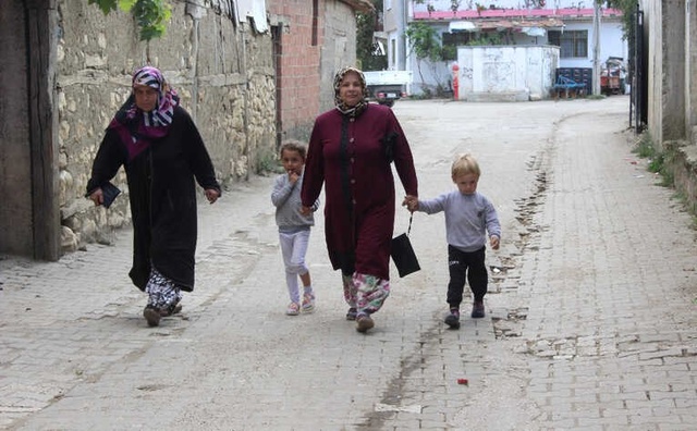 Bir Köyün İsyanı! Husumetli Oldukları Komşu Köyün Sakinleri Tarafından Öldüresiye Dövülüyorlar