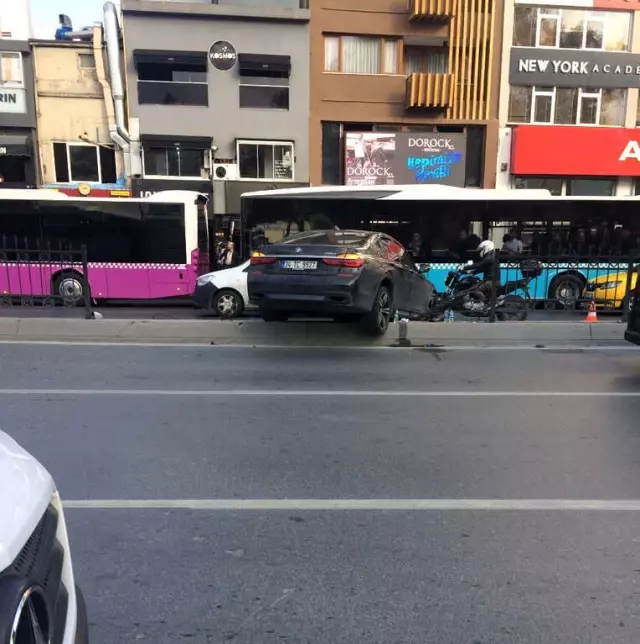 Beşiktaş'ta Sürücüsünün Direksiyon Hakimiyetini Kaybettiği Araç Bariyerlere Çarptı: 2 Yaralı