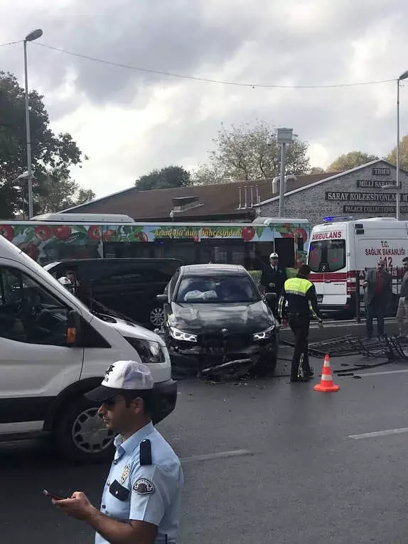 Beşiktaş'ta Sürücüsünün Direksiyon Hakimiyetini Kaybettiği Araç Bariyerlere Çarptı: 2 Yaralı