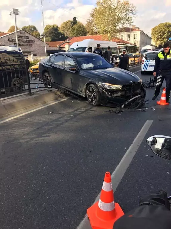 Beşiktaş'ta Sürücüsünün Direksiyon Hakimiyetini Kaybettiği Araç Bariyerlere Çarptı: 2 Yaralı