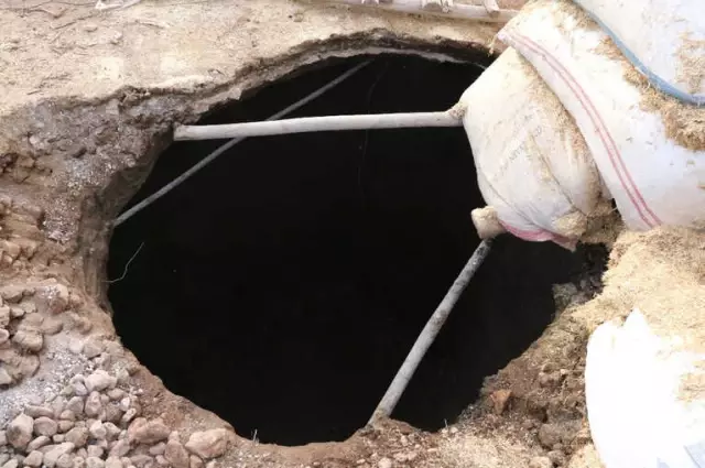 Köyün Ortasında Oluşan Dev Çukur, Büyük Paniğe Neden Oldu