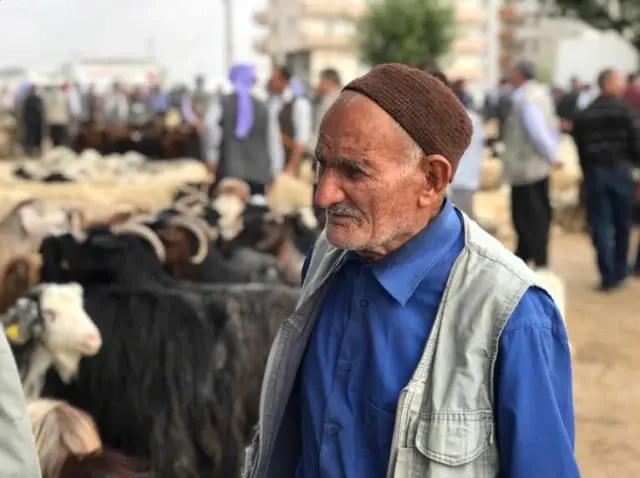 Yaşlı Adamın Topa Vurmaya Çalıştığı Anlar, İzleyenleri Kahkahaya Boğdu