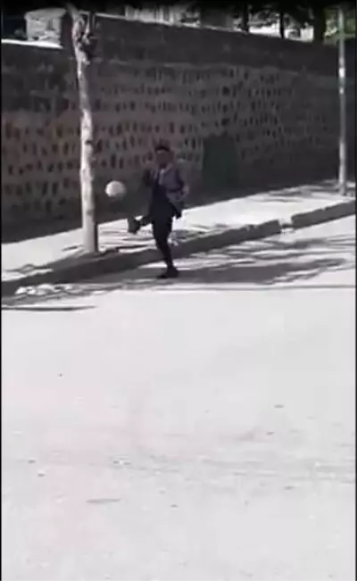 Yaşlı Adamın Topa Vurmaya Çalıştığı Anlar, İzleyenleri Kahkahaya Boğdu