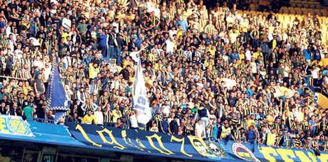 Fenerbahçeli Taraftarlar, Volkan Demirel'e Sahip Çıktı