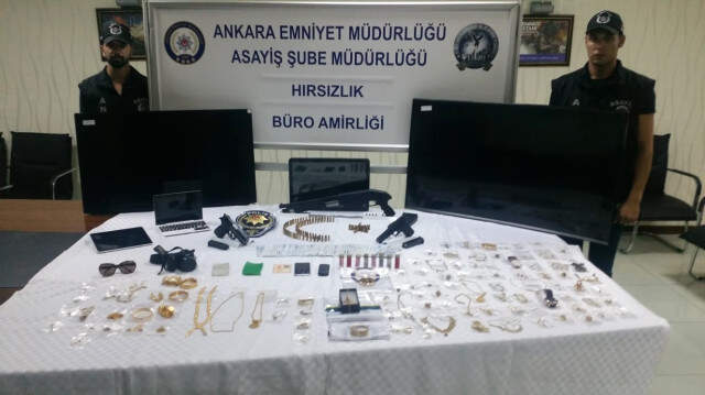 160 Bin TL Değerinde Altın Çalan İki Kadın Zanlı, Güvenlik Kamerası Görüntüleri Sayesinde Yakalandı