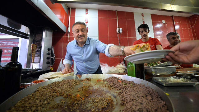AK Parti Milletvekili Hacı Özkan, Tantuni Tezgahının Başına Geçti AK Parti Milletvekili Hacı Özkan, Tantuni Tezgahının Başına Geçti