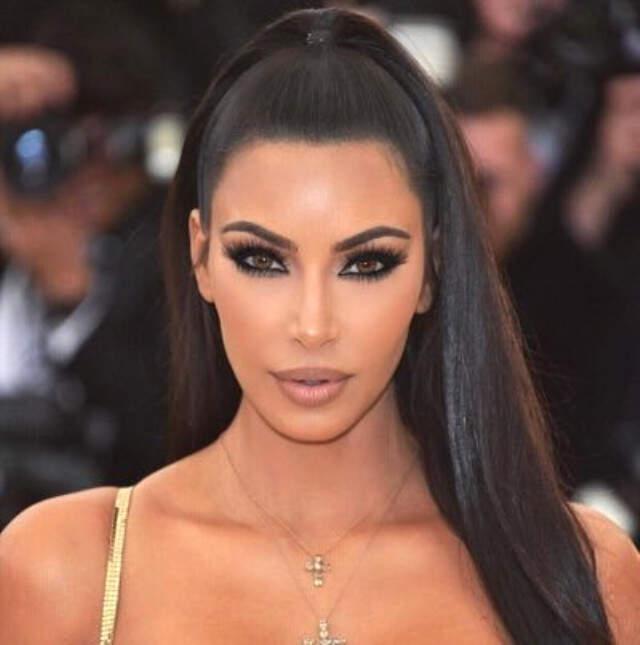 Çocukluk Fotoğrafını Paylaşan Kim Kardahian'ın Değişimi Hayranlarını Şaşırttı Her Daim Bronz Gördüğümüz Kim Kardashian'ın Çocukluğundaki Beyaz Teni Görenleri Şaşırttı