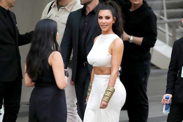 Çocukluk Fotoğrafını Paylaşan Kim Kardahian'ın Değişimi Hayranlarını Şaşırttı Her Daim Bronz Gördüğümüz Kim Kardashian'ın Çocukluğundaki Beyaz Teni Görenleri Şaşırttı