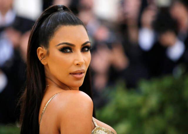 Çocukluk Fotoğrafını Paylaşan Kim Kardahian'ın Değişimi Hayranlarını Şaşırttı Her Daim Bronz Gördüğümüz Kim Kardashian'ın Çocukluğundaki Beyaz Teni Görenleri Şaşırttı