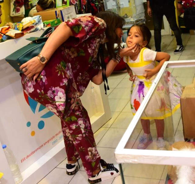 Demet Akalın'ın 4 Yaşındaki Kızı Hira 'Yeni Gelin' Dizisinde Oynamak İstiyor Demet Akalın'ın 4 Yaşındaki Kızı Hira 'Yeni Gelin' Dizisinde Oynamak İstiyor