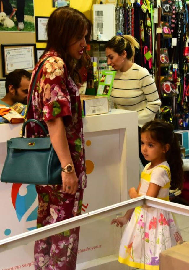 Demet Akalın'ın 4 Yaşındaki Kızı Hira 'Yeni Gelin' Dizisinde Oynamak İstiyor Demet Akalın'ın 4 Yaşındaki Kızı Hira 'Yeni Gelin' Dizisinde Oynamak İstiyor