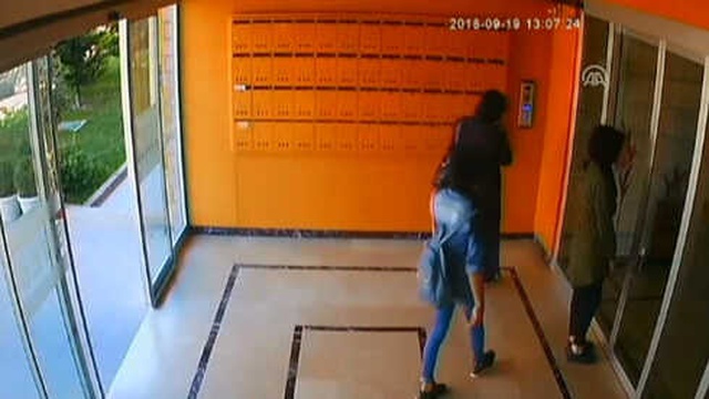 160 Bin TL Değerinde Altın Çalan İki Kadın Zanlı, Güvenlik Kamerası Görüntüleri Sayesinde Yakalandı