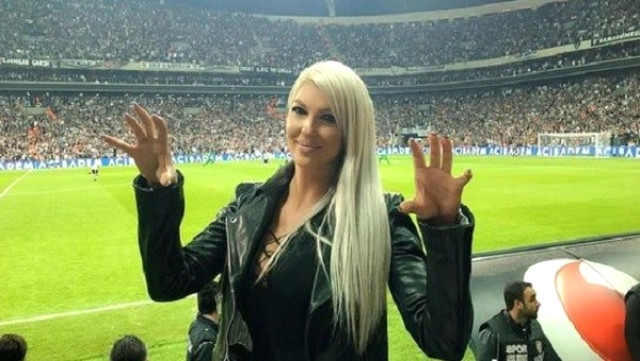 Eski Beşiktaşlı Tosic'in Eşi Jelena Karleusa, Futbol Oynadığı Anlar İle Büyük Beğeni Topladı