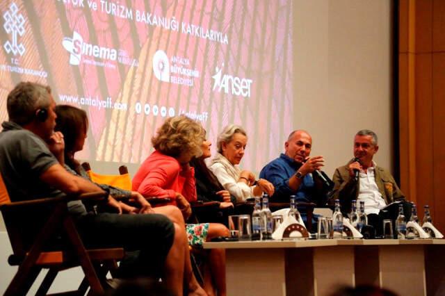 Oyuncu Şebnem Bozoklu, Festivalle İlgili Soru Sormak İsteyen Öğrencilere Aşırı Tepki Gösterdi