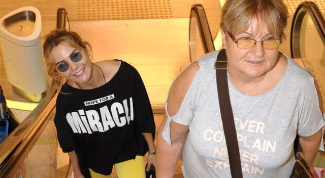 Ünlü Sunucu Ece Erken'in Annesiyle Küs Olduğunu Instagram Takipçisi Ortaya Çıkardı