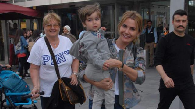 Ünlü Sunucu Ece Erken'in Annesiyle Küs Olduğunu Instagram Takipçisi Ortaya Çıkardı