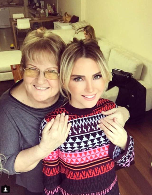 Ünlü Sunucu Ece Erken'in Annesiyle Küs Olduğunu Instagram Takipçisi Ortaya Çıkardı