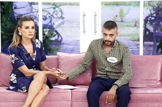 26 Yıldır Ailesini Arayan Genç Adam, Annesinin Öldüğünü Canlı Yayında Öğrendi