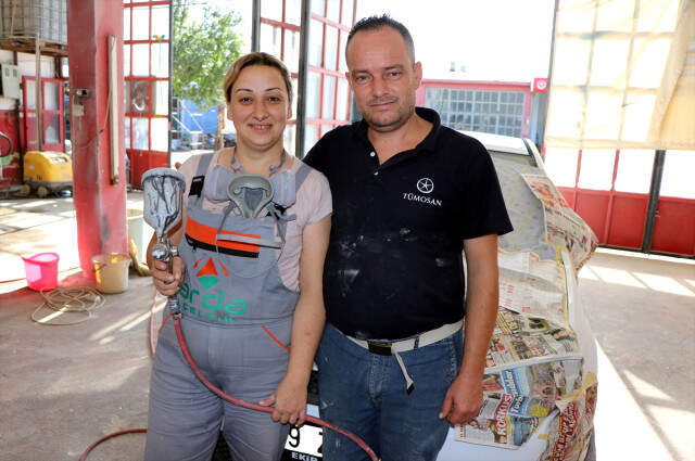 36 Yaşındaki İki Çocuk Annesi Kadın, Eşiyle Birlikte Oto Boyacılığı Yapıyor