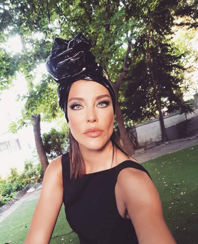 Eski Menajerini Tehdit Ettiği İddiasıyla Suçlanan Deniz Akkaya, Emniyete Sorguya Çağrıldı Eski Menajerini Tehdit Ettiği İddiasıyla Suçlanan Deniz Akkaya, Emniyette Şüpheli Sıfatıyla İfade Verdi
