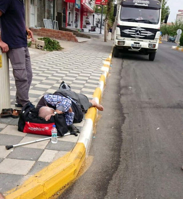 Minibüs Şoförü, Kalp Krizi Geçiren Adamı Araçtan İndirip Kaldırımda Ölüme Terk Etti Minibüs Şoförü, Kalp Krizi Geçiren Adamı Araçtan İndirip Kaldırımda Ölüme Terk Etti