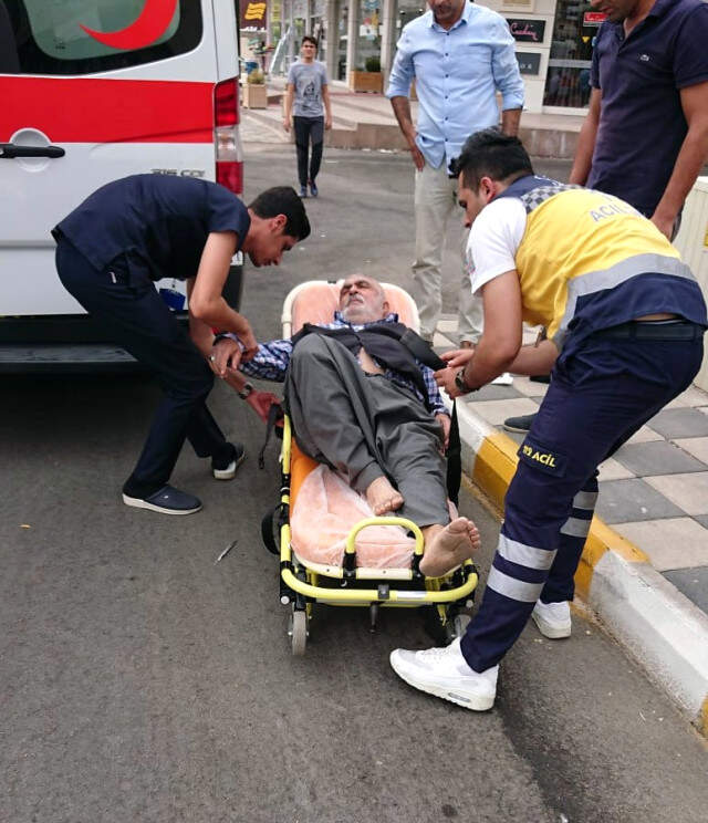 Minibüs Şoförü, Kalp Krizi Geçiren Adamı Araçtan İndirip Kaldırımda Ölüme Terk Etti Minibüs Şoförü, Kalp Krizi Geçiren Adamı Araçtan İndirip Kaldırımda Ölüme Terk Etti