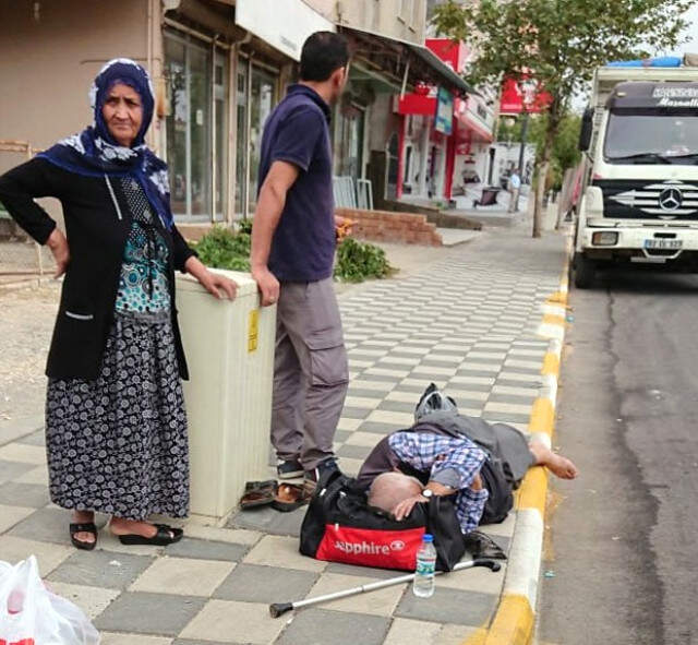 Minibüs Şoförü, Kalp Krizi Geçiren Adamı Araçtan İndirip Kaldırımda Ölüme Terk Etti Minibüs Şoförü, <a class='keyword-sd' href='/kalp-krizi-2/' title='Kalp Krizi'>Kalp Krizi</a> Geçiren Adamı Araçtan İndirip Kaldırımda Ölüme Terk Etti