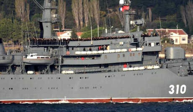Çanakkale Boğazı'ndan Geçen Rus Savaş Gemisinin Tüm Mürettebatı Güverteye Sıralandı