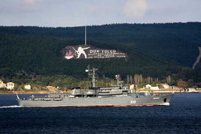 Çanakkale Boğazı'ndan Geçen Rus Savaş Gemisinin Tüm Mürettebatı Güverteye Sıralandı