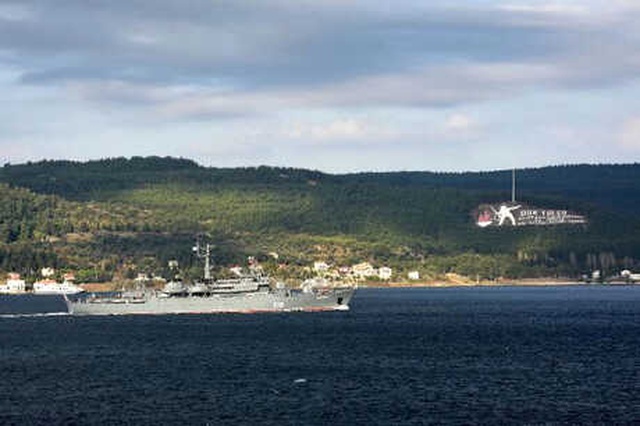 Çanakkale Boğazı'ndan Geçen Rus Savaş Gemisinin Tüm Mürettebatı Güverteye Sıralandı