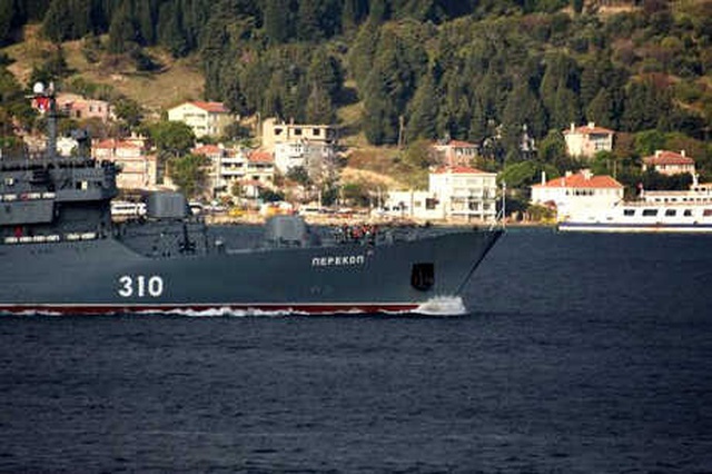 Çanakkale Boğazı'ndan Geçen Rus Savaş Gemisinin Tüm Mürettebatı Güverteye Sıralandı