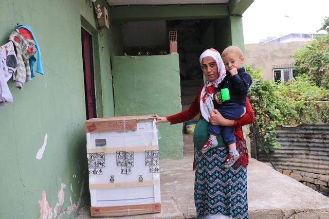 Sokağını Temiz Tutan Mahalleliye Bulaşık Makinesi Hediye Edildi Sokağını Temiz Tutan Mahalleliye Bulaşık Makinesi Hediye Edildi