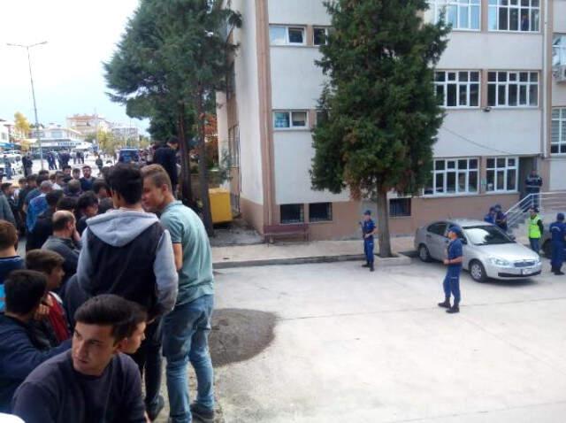 Suriyeli Gençlerin, Kız Çocuğuna Cinsel İstismarda Bulunduğu İddiası Sonrası Suriyeliler Denizli'nin Kale İlçesinden Gönderildi