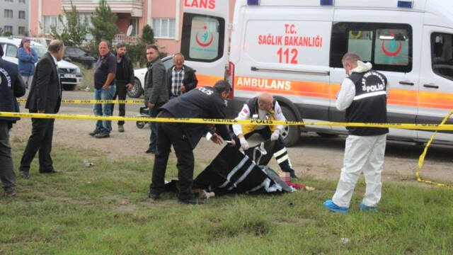Annelerini Sokak Ortasında Kanlar İçinde Bulan Çocuklar Sinir Krizi Geçirdi Annelerini Sokak Ortasında Kanlar İçinde Bulan Çocuklar Sinir Krizi Geçirdi